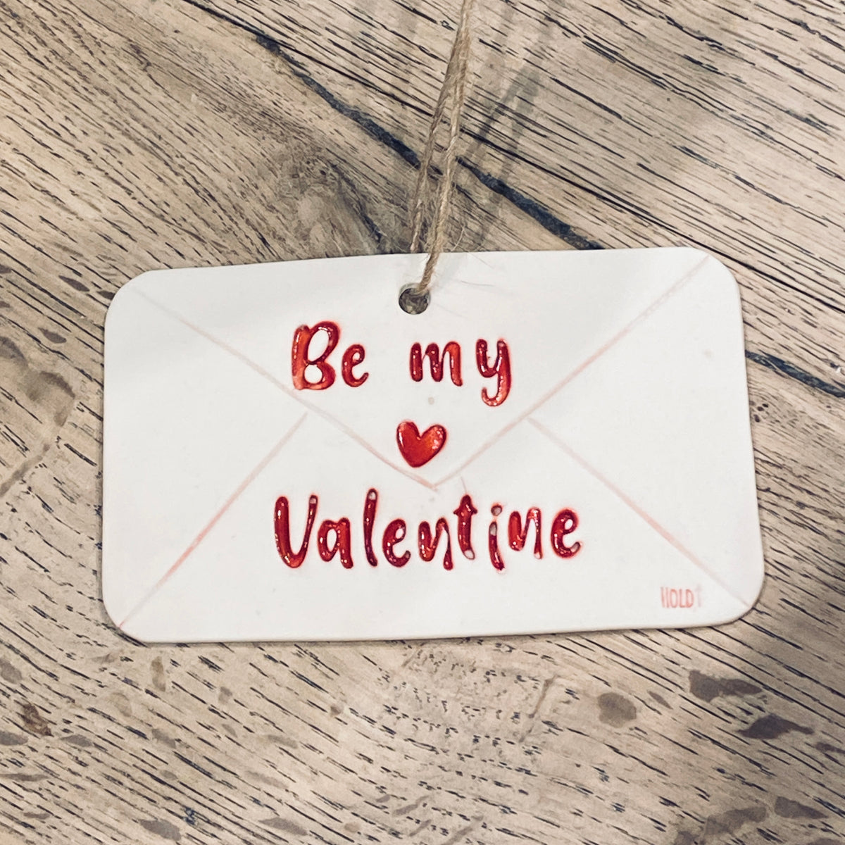 Konvolutt med tekst; Be my Valentine, oppheng i porselen