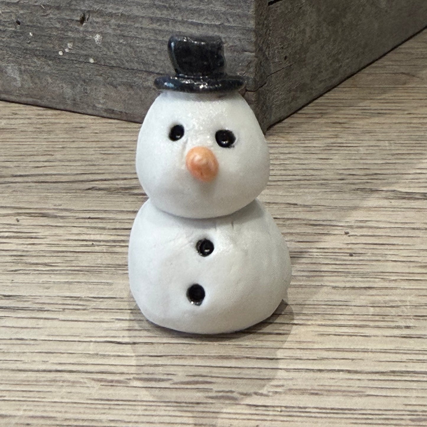 Håndformet snemand i porcelæn, 4,5 cm