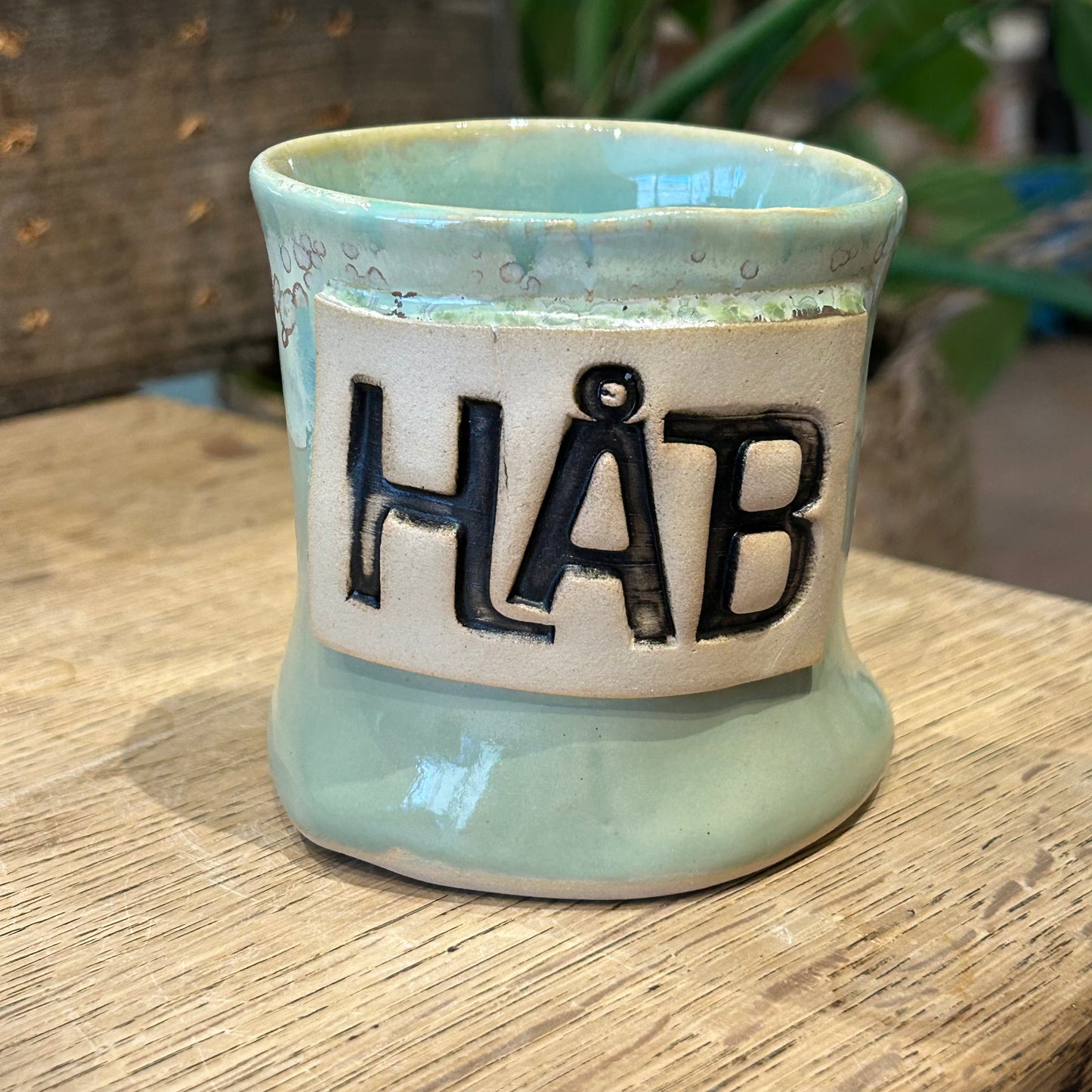 Håndformet krus med tekst; HÅB