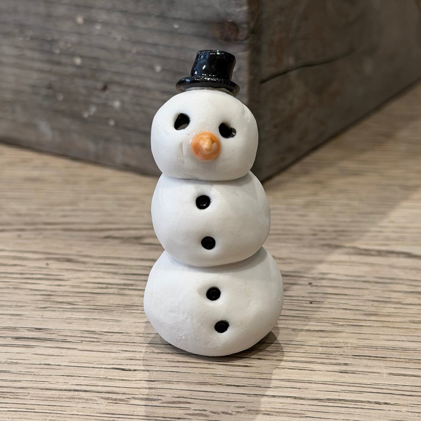 Håndformet snemand i porcelæn, 6 cm