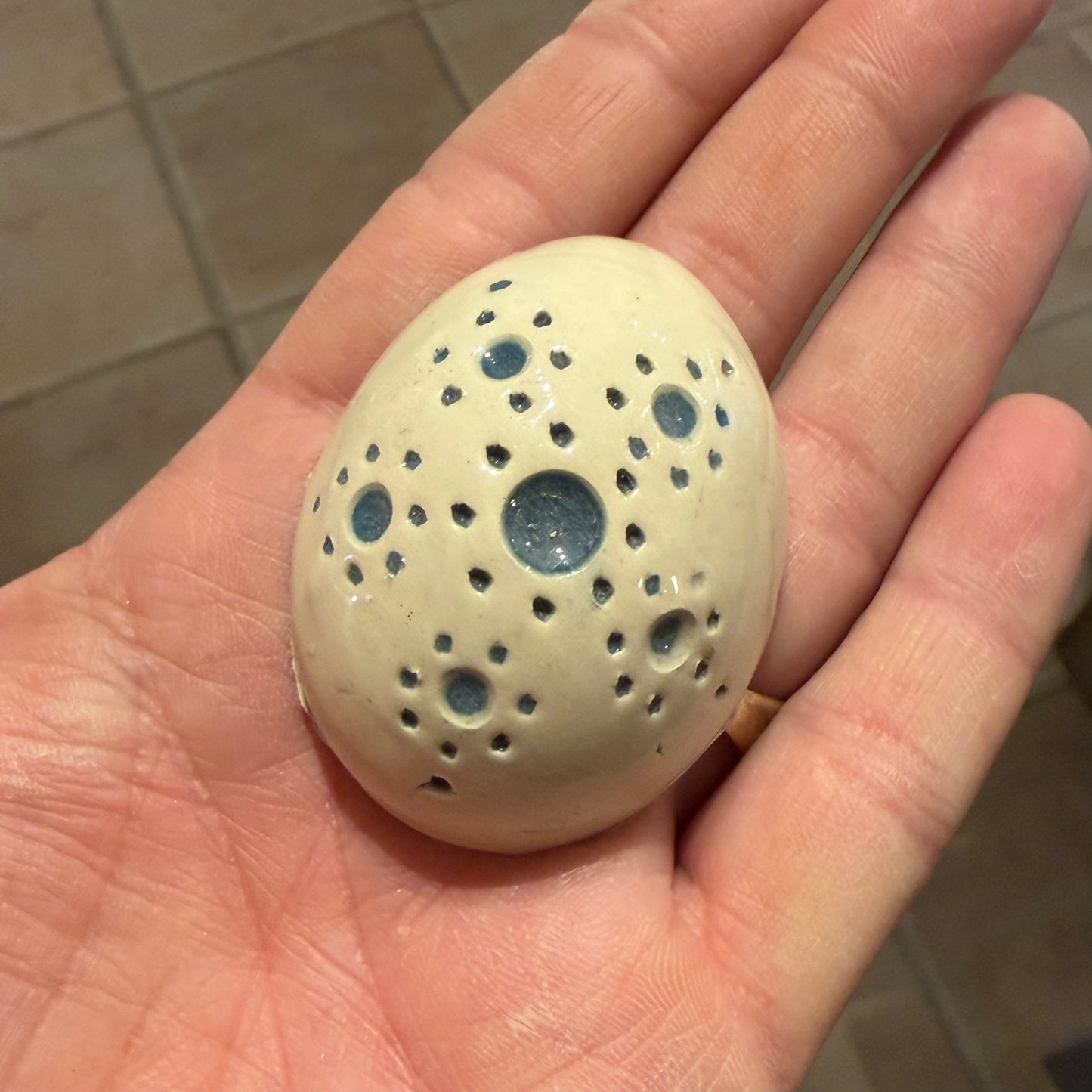 Pynteegg, blå prikker