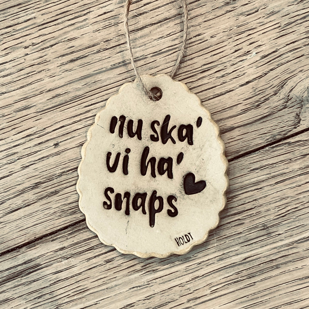 Ophæng, påskeæg med tekst: nu skal vi ha’ snaps,støvet gul