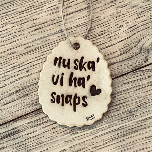 Ophæng, påskeæg med tekst: nu skal vi ha’ snaps,støvet gul