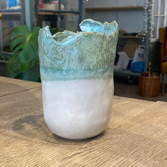 Unik håndformet vase, hvit/grønn