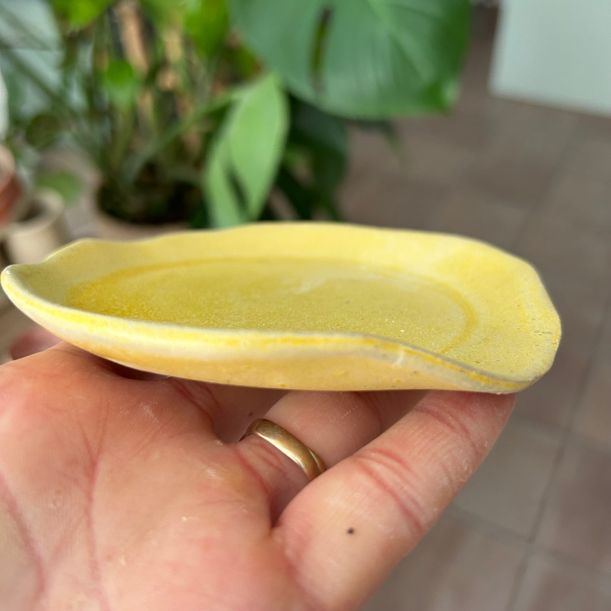 Spoonrest/skeskål, lille rundt fad til grydeskeen, hørgul