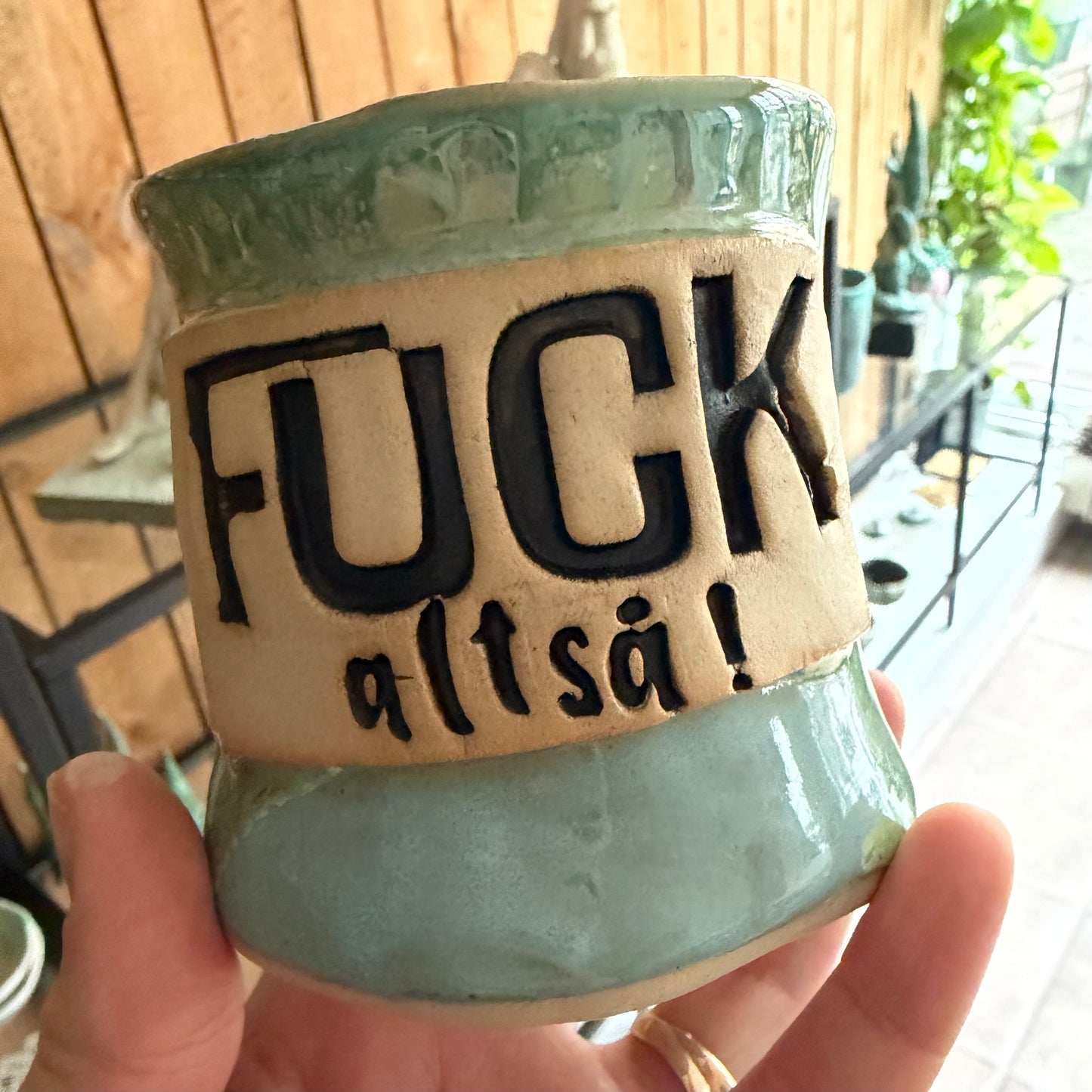 Håndformet krus med tekst; FUCK altså!