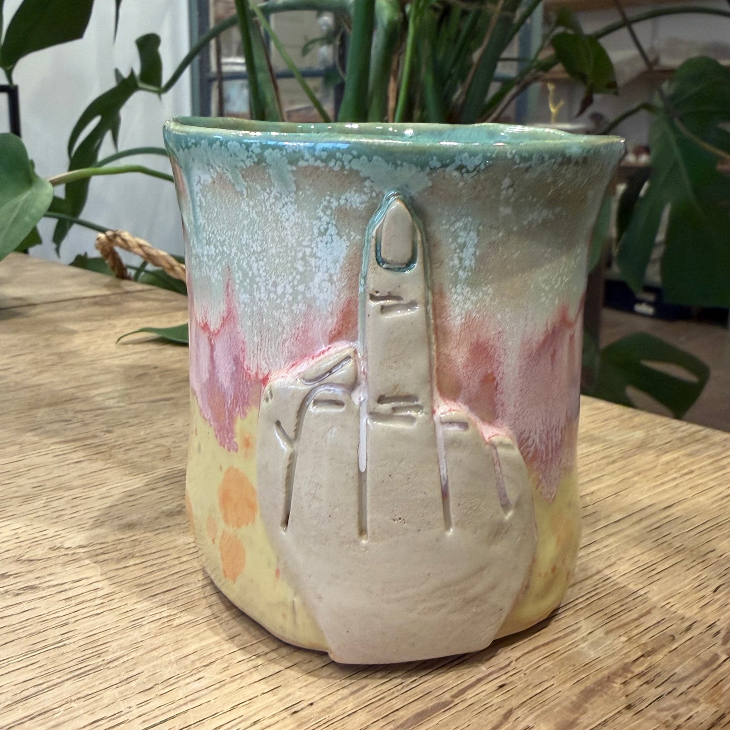 Håndformet krus, fuckfinger, nr 1