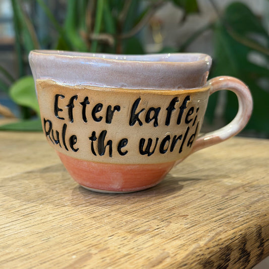 Håndlavet kop med tekst; Efter kaffe; Rule the world