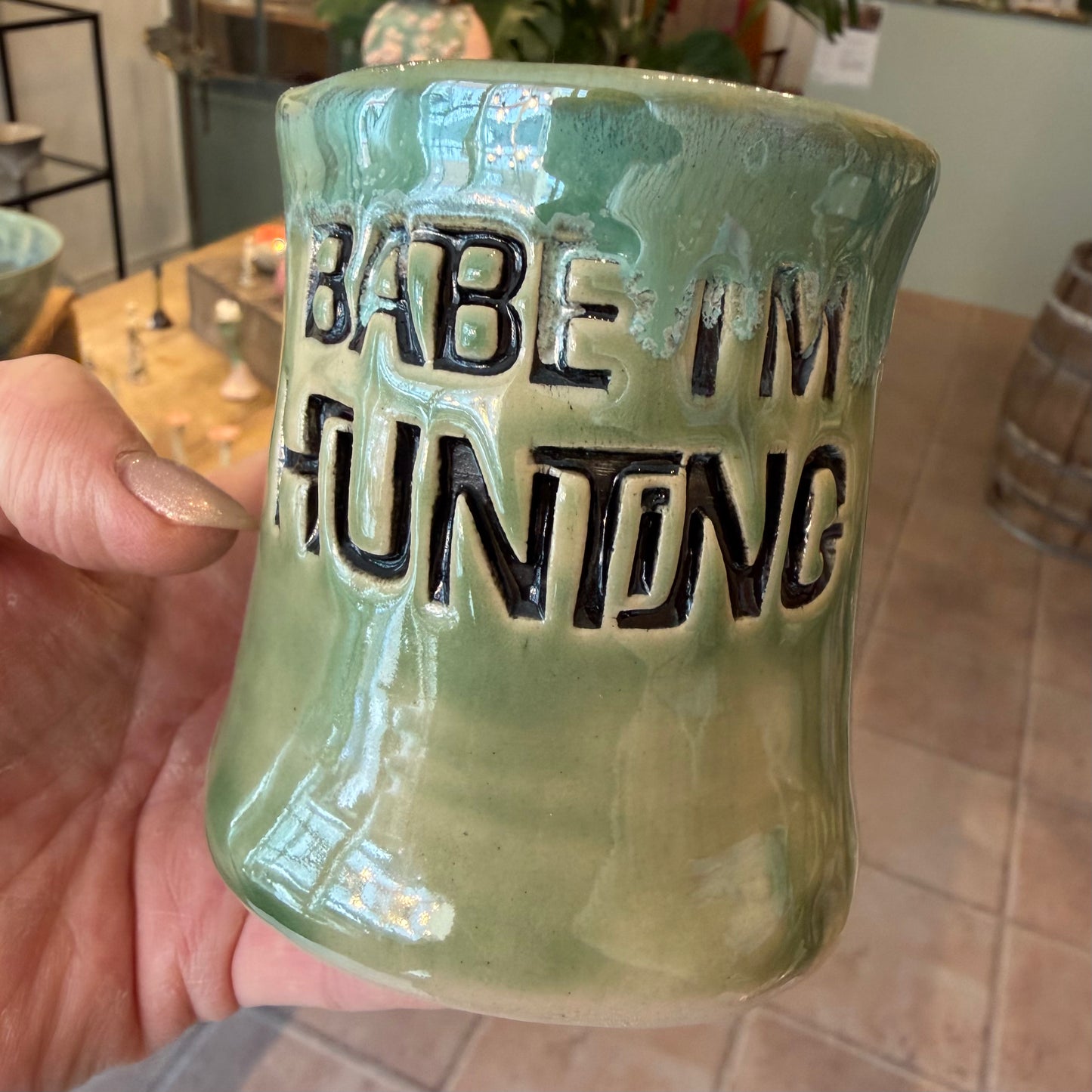 Håndformet krus med tekst; BABE, IM HUNTING, nr 4