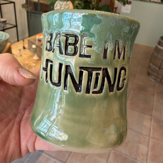 Håndformet krus med tekst; BABE, IM HUNTING, nr 4
