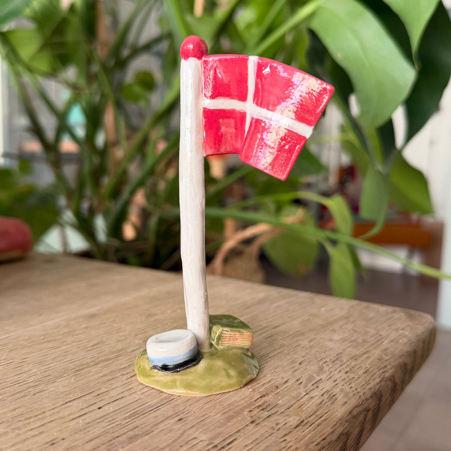 Flaggstang med Dannebrog, studentlue, lyseblå