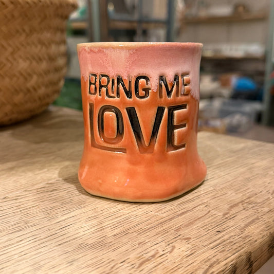 Håndformet krus med tekst; BRING ME LOVE, nr 3