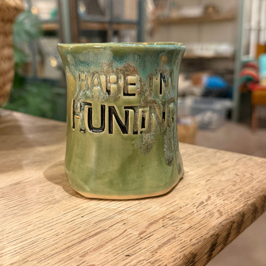 Håndformet krus med tekst; BABE, IM HUNTING, nr 2