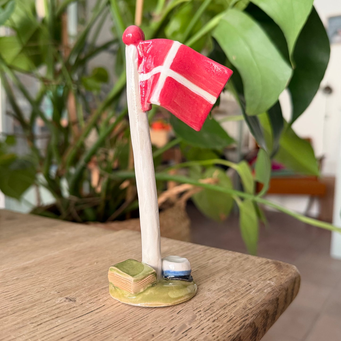 Flagstang med Dannebrog,  studenterhue, blå