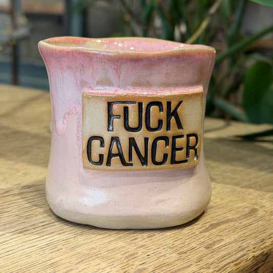 Håndformet krus med tekst; FUCK CANCER
