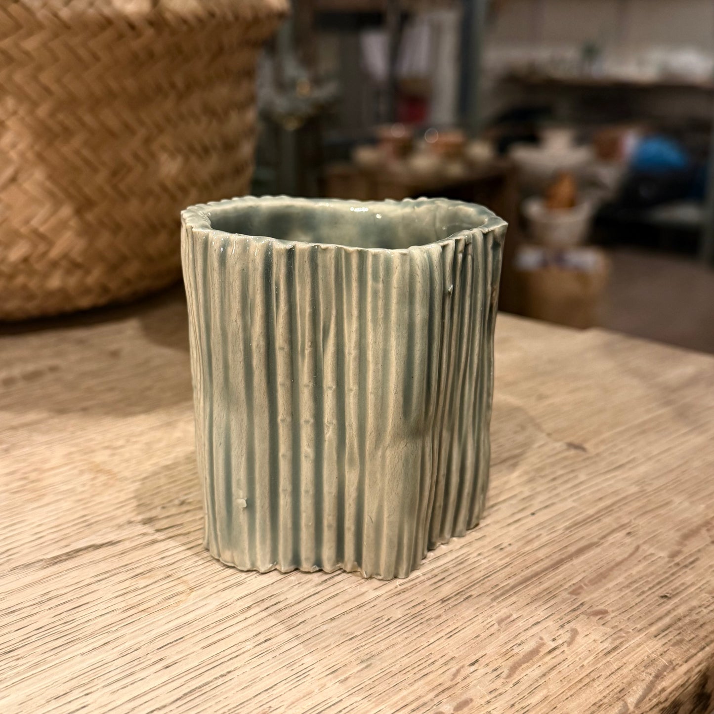 Liten vase med riller i blågrønne farger