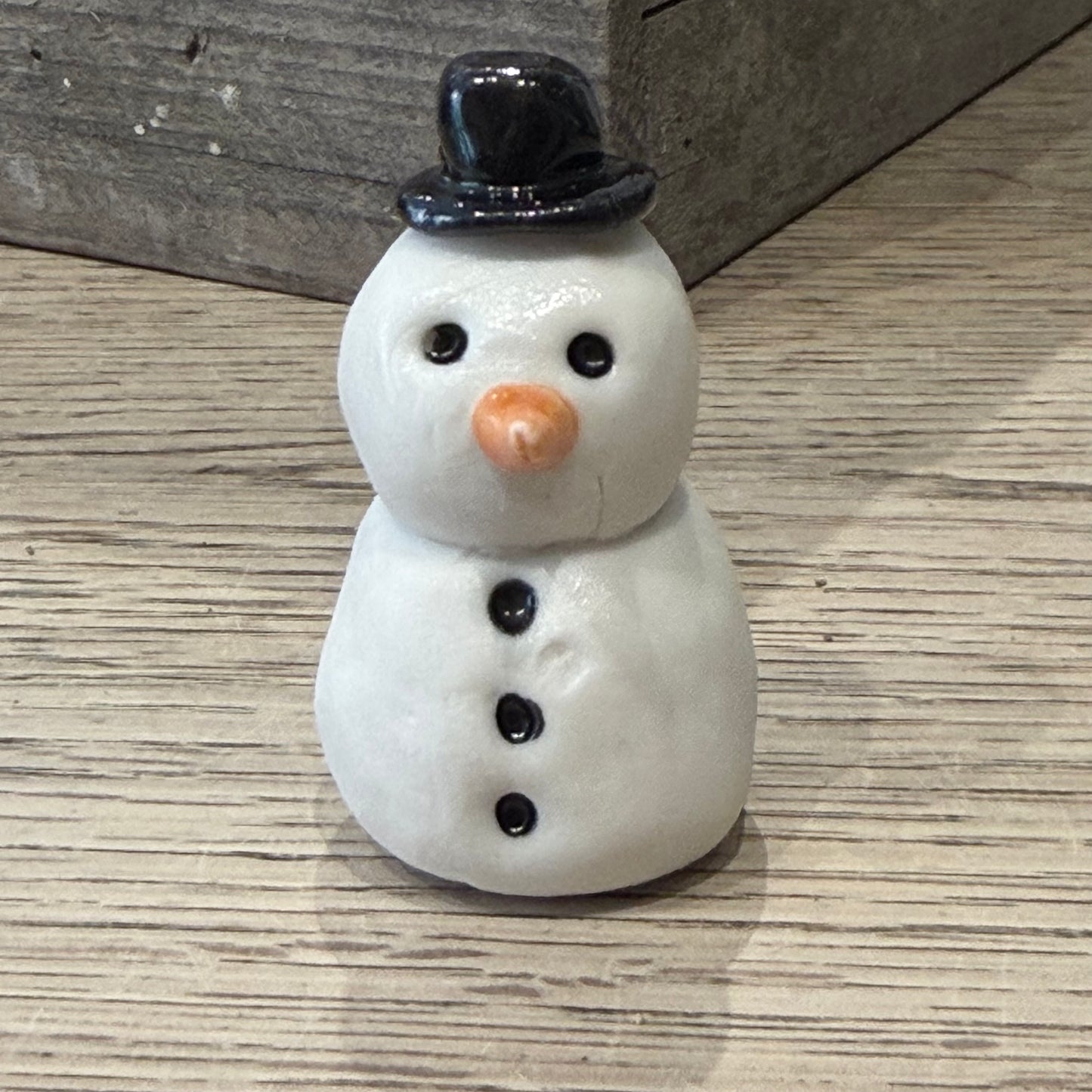 Håndformet snemand i porcelæn, 5 cm