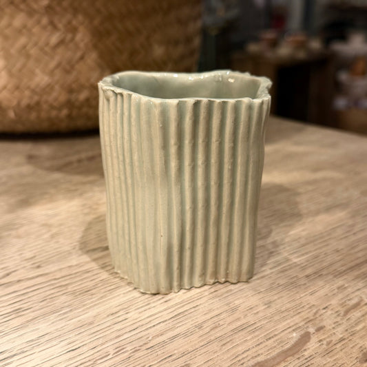 Liten vase med riller i blågrønne farger