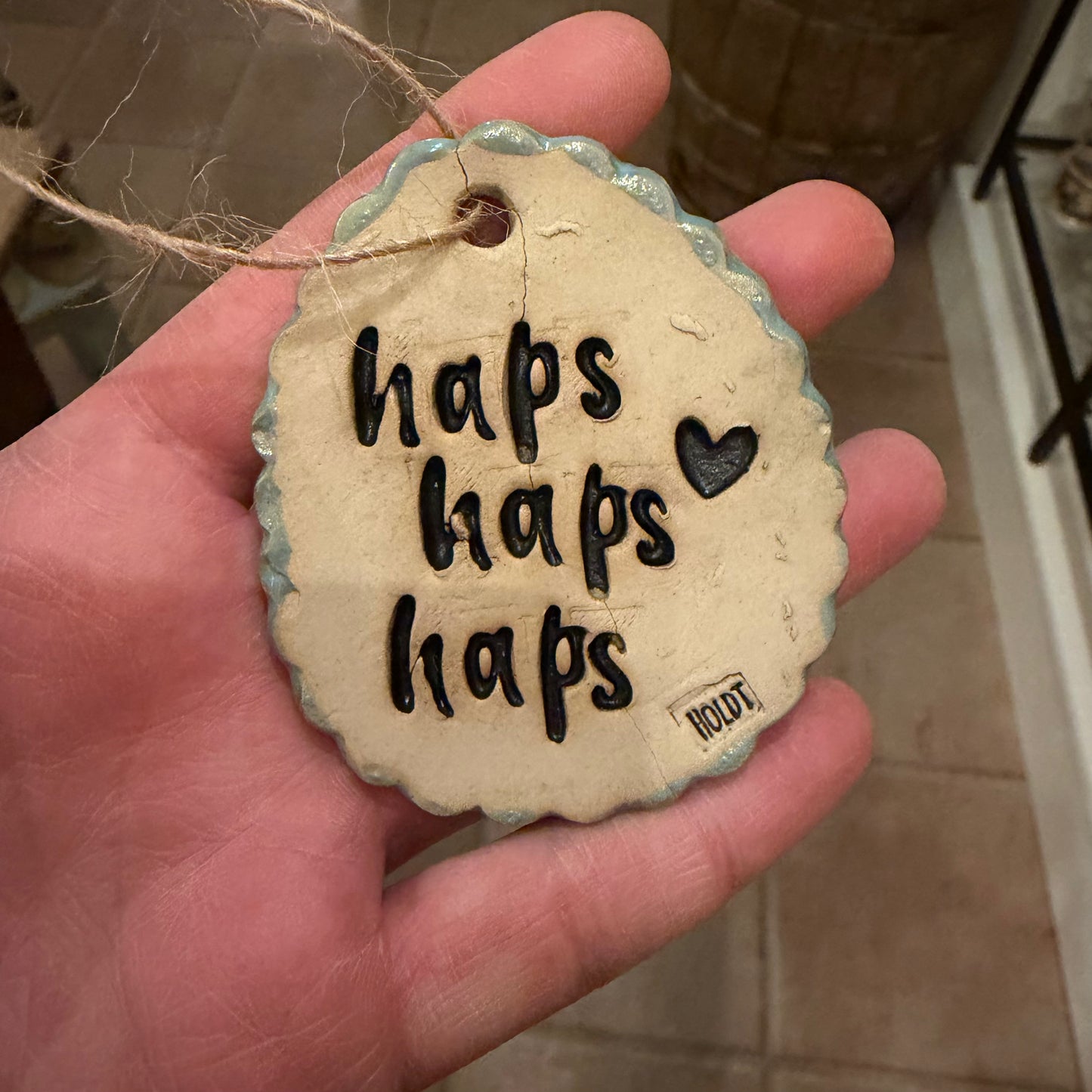 Oppheng, påskeegg med tekst; haps haps haps, lyseblå