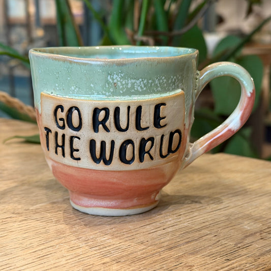 Håndlavet krus med tekst; Go Rule the world